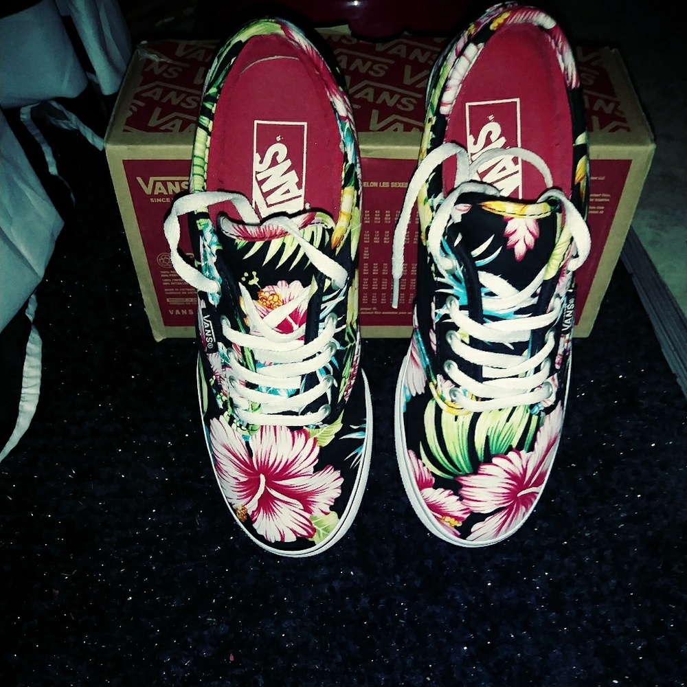 *SOLD ON MERCARI*FLORAL HAWAIIAN PRINT VANS